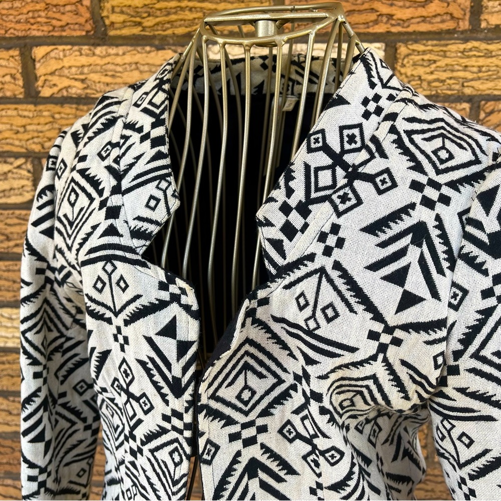 Cropped blazer jacket, 100% cotton, with black and white tribal patterning